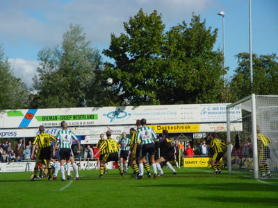 Veel drukte binnen de zestien meter van DOS Kampen (Foto Helmich Lubberts)